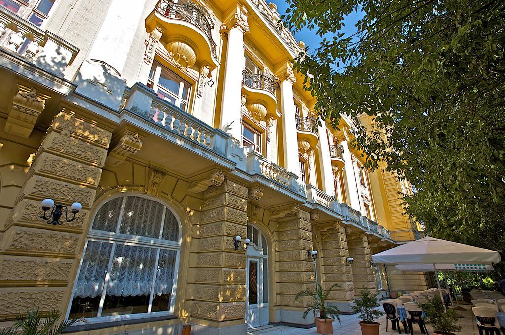 Guest House Hotel Riviera Pula Exteriör bild