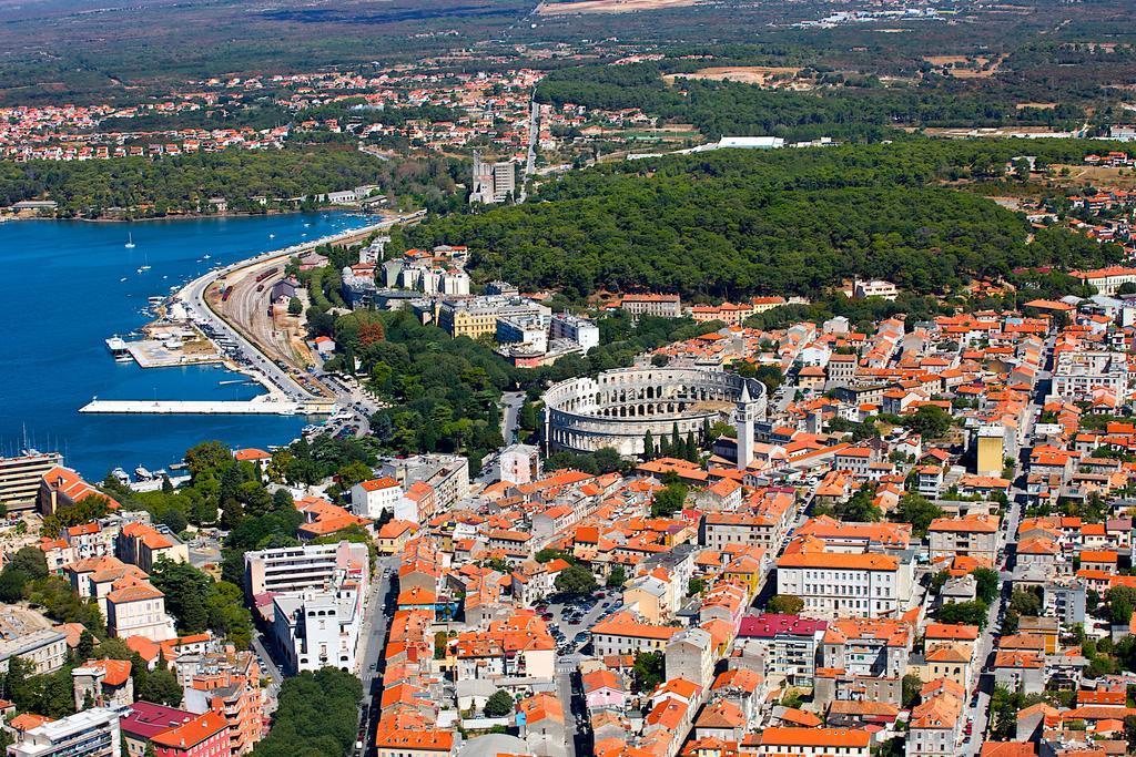 Guest House Hotel Riviera Pula Exteriör bild