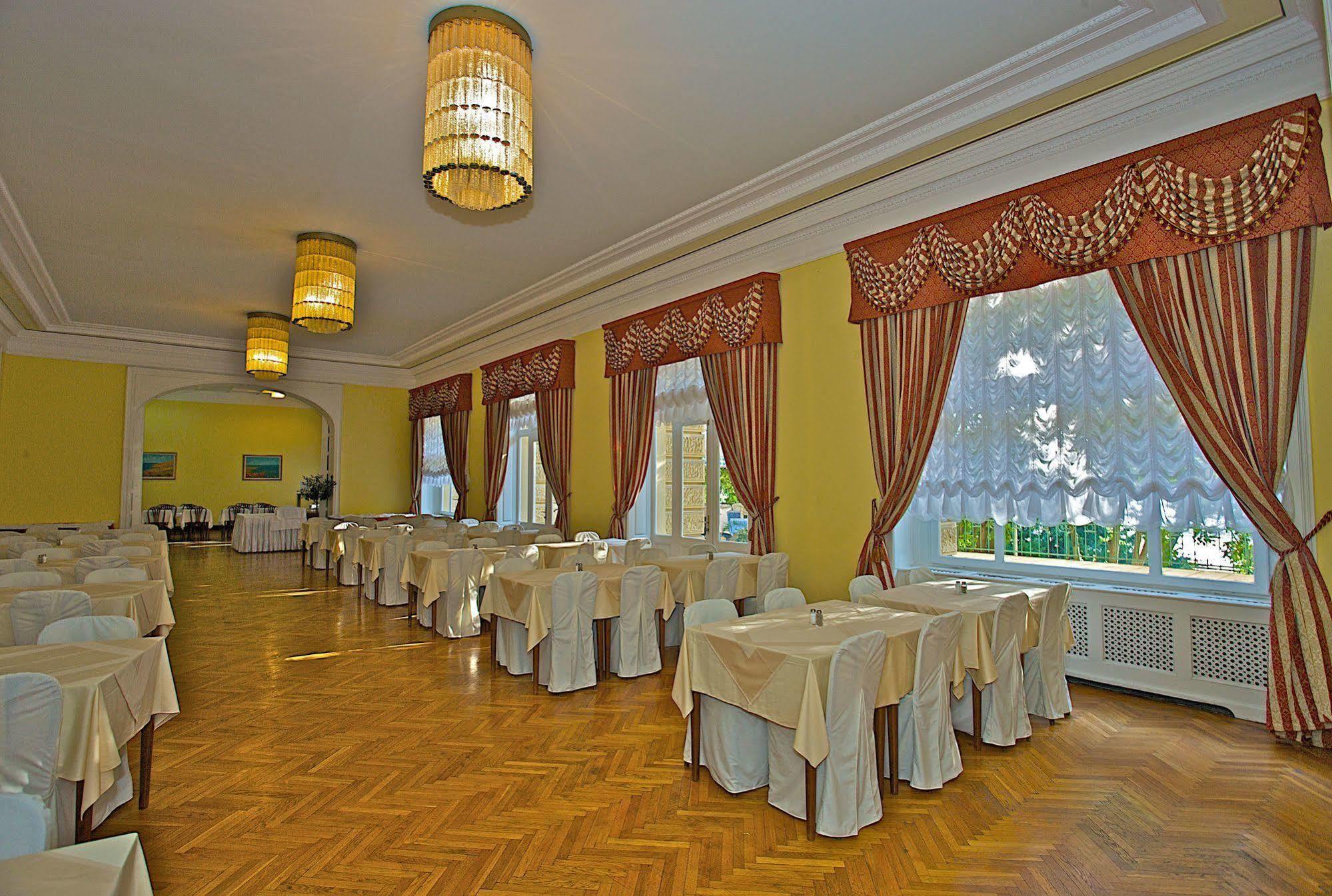 Guest House Hotel Riviera Pula Exteriör bild