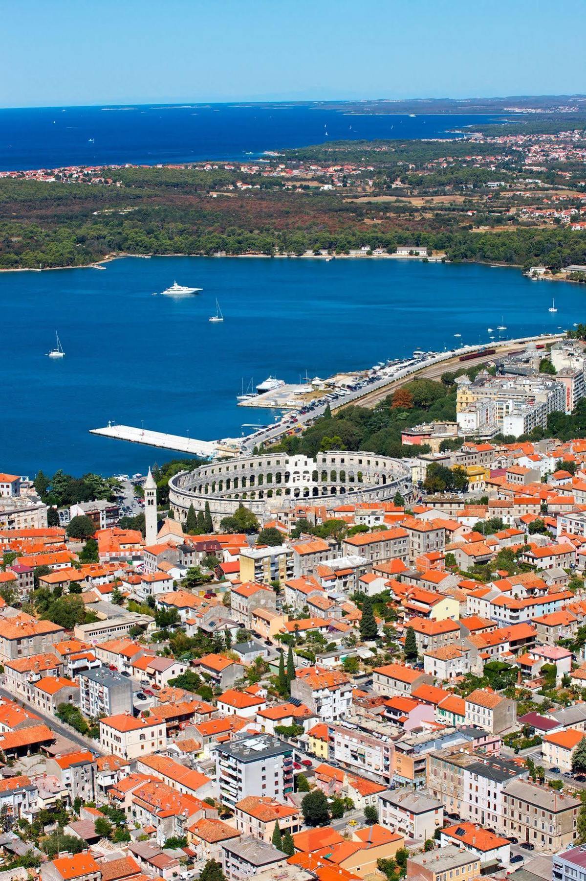 Guest House Hotel Riviera Pula Exteriör bild