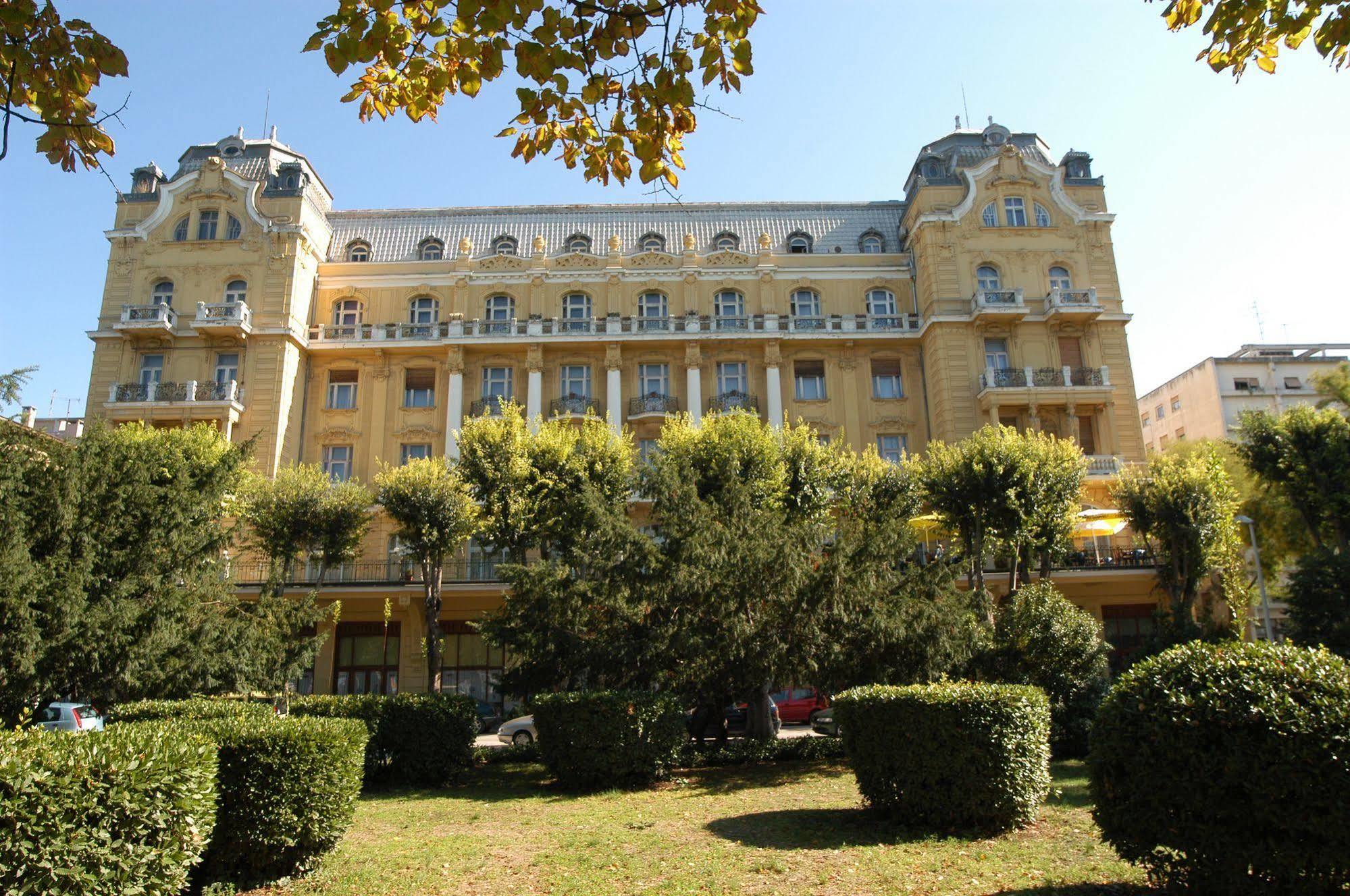 Guest House Hotel Riviera Pula Exteriör bild