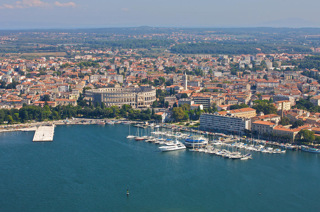 Guest House Hotel Riviera Pula Exteriör bild